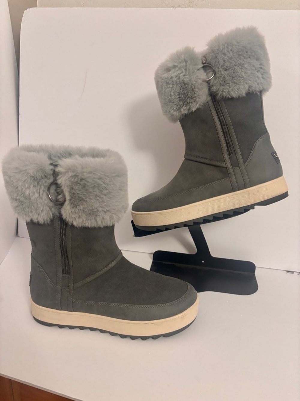 Koolaburra by UGG Tynlee boots in a gray color W7